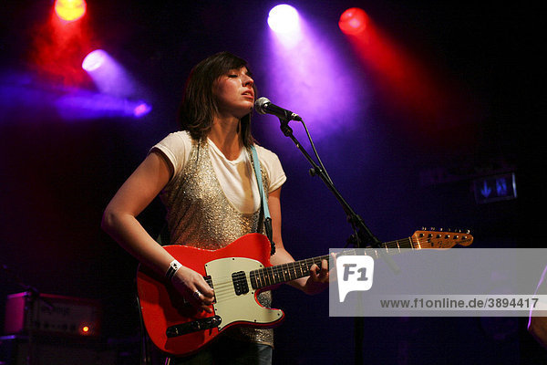 Die britische Rocksängerin und Gitarristin Charlotte Hatherley  Ex-Ash  live in der Schüür  Luzern  Schweiz