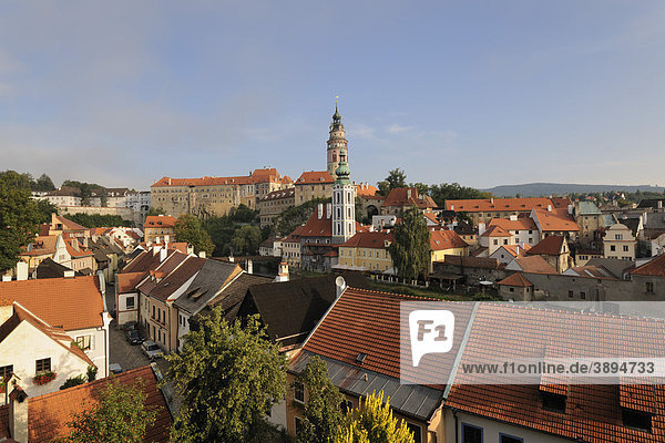 Blick auf die historische Altstadt mit Schloss Schwarzenberg  UNESCO-Welterbe  Cesky Krumlov oder Böhmisch Krumau  Tschechien  Europa