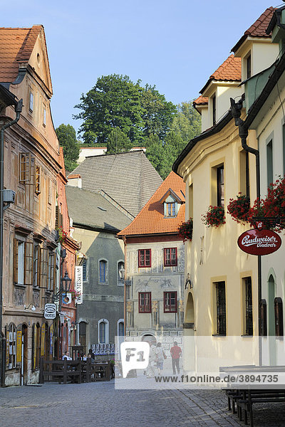 Gasse am Morgen  historische Altstadt  UNESCO-Welterbe  Cesky Krumlov oder Böhmisch Krumau  Tschechien  Europa