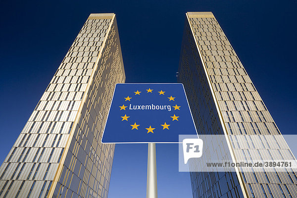 Bürohochhäuser  europäischer Gerichtshof in Luxemburg  Europa-Viertel Kirchberg-Plateau  eine Fotomontage mit dem Landesschild von Luxemburg  Europa