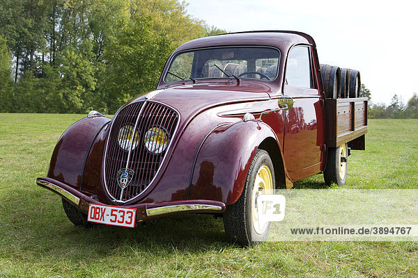 Oldtimer Peugeot 202 Pickup beladen mit Barrique-Weinfässern