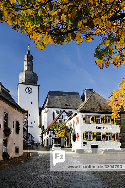 Schlossstraße und Alter Markt mit Glockenturm  Georgsturm  in Arnsberg  Nordrhein-Westfalen  Deutschland  Europa
