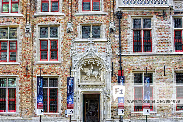 Reiterfigur über dem Eingang zum Gruuthusemuseum in Brügge  Westflandern  Belgien  Europa