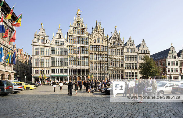 Gildehäuser mit dem Rathaus auf dem Grote Markt  Antwerpen  Flandern  Belgien  Europa