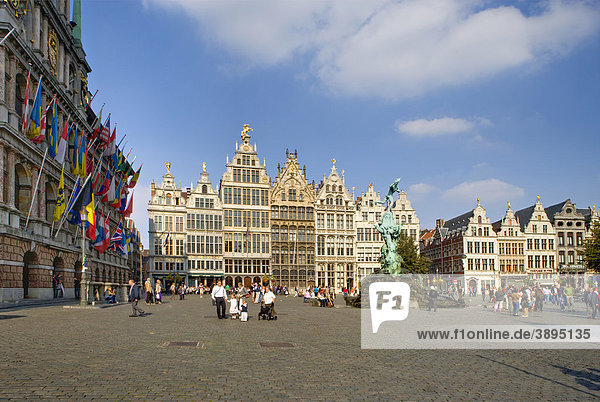 Gildehäuser und Brabobrunnen mit dem Rathaus auf dem Grote Markt  Antwerpen  Flandern  Belgien  Europa