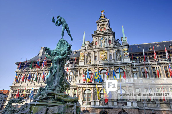 Der Brabobrunnen vor dem Rathaus auf dem Grote Markt  Antwerpen  Flandern  Belgien  Europa