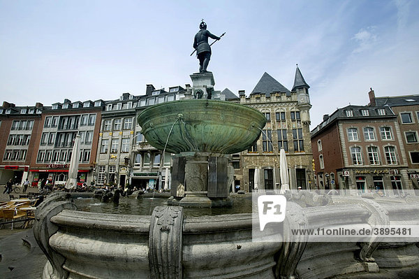 Der Karlsbrunnen auf dem Marktplatz  Aachen  Nordrhein-Westfalen  Deutschland  Europa