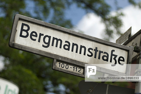 Bergmannstraße  Straßenschild  Flaniermeile in Kreuzberg  Berlin  Deutschland  Europa