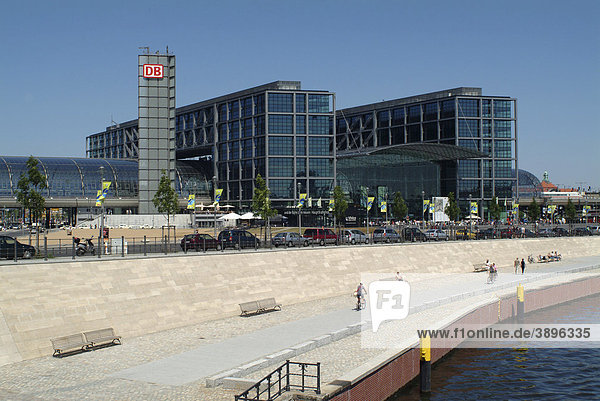 Berlin Hauptbahnhof mit Spree und Promenade am Kapelleufer  Berlin Tiergarten  Berlin  Deutschland  Europa