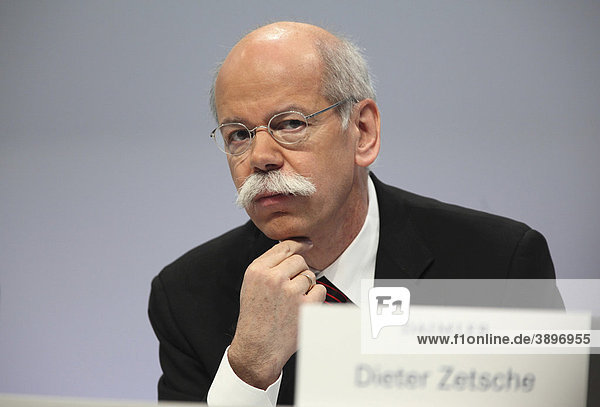 Dieter Zetsche  Vorstandsvorsitzender der Daimler AG sitzt anlässlich der Jahrespressekonferenz auf dem Podium  Stuttgart  Baden-Württemberg  Deutschland  Europa