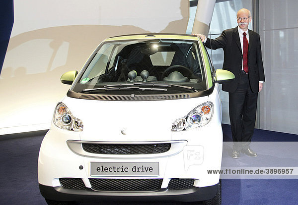 Dieter Zetsche  Vorstandsvorsitzender der Daimler AG steht anlässlich der Jahrespressekonferenz neben einem Smart electric drive  Stuttgart  Baden-Württemberg  Deutschland  Europa