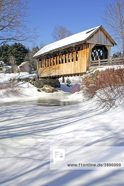 Überdachte Brücke  Cilleyville Bog Brücke  Schnee  Winter  New Hampshire  New England  USA