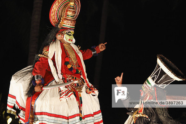 Kathakali-Tanz  Pachcha Charakter mit Schwert und Chuvanna Thaadi Charakter  Kerala  Südindien  Indien  Asien