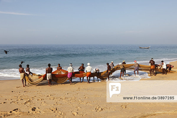 Fischer waschen Netz  Strand südlich von Kovalam  Malabarküste  Malabar  Kerala  Südindien  Indien  Asien