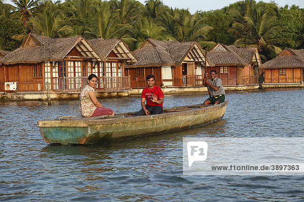 Boot vor Bungalows von Hotel Isola di Cocco Ressort am Fluss Poovar  Backwater  Back Water  Puvar  Kerala  Südindien  Indien  Asien