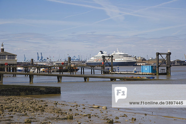 Ufer mit dem Royal Terrace Pier und Tilbury  London  Cruise Terminal  Gravesend  Kent  England  Vereinigtes Königreich  Europa