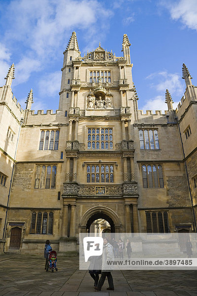 Der Innenhof und der Tower of the Five Orders Turm  Bodelian Library Universitätsbibliothek  Oxford  Oxfordshire  England  Vereinigtes Königreich  Europa