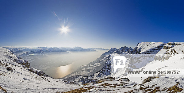 Blick vom Chäserrugg auf den Walensee Churfirsten Kanton St. Gallen Schweiz Europa