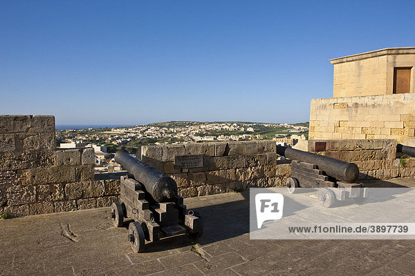 Die Kanonen der Zitadelle mit der Bastion St Martins  Victoria  Rabat  Gozo  Malta  Europa