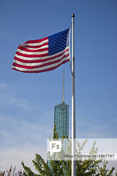 Amerikanische Flagge am Oregon Convention Center  Portland  Oregon  USA