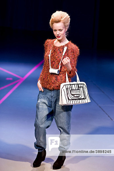 Junge Frau führt lässige Kleidung vor  Kopenhagen International Fashion Fair Modemesse  Kopenhagen  Dänemark  Europa