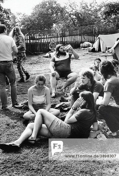 Jugendliche auf Kirchenfest bei Borna  Sachsen  DDR  Deutschland  Europa  ca. 1986