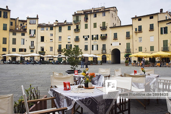 Gedeckte Tische auf der Piazza del Mercato  Lucca  Toskana  Italien  Europa