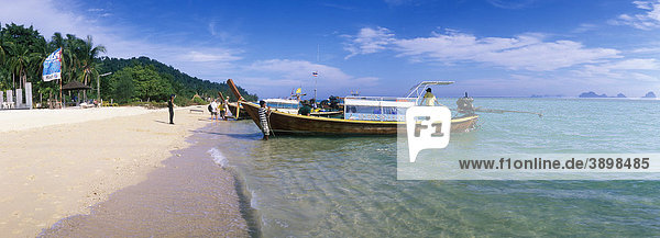 Fischerboot am Sandstrand  Insel Ko Hai oder Koh Ngai  Trang  Thailand  Asien