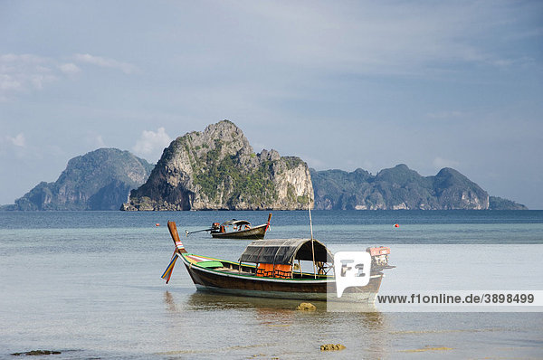 Longtailboot  Fischerboot vor Kalksteinfelsen  Insel Ko Hai oder Koh Ngai  Trang  Thailand  Asien