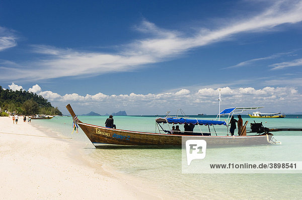 Longtailboot am Sandstrand  Insel Ko Hai oder Koh Ngai  Trang  Thailand  Asien