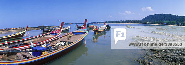 Longtailboot  Fischerboote am Klong Dao Beach  Insel Ko Lanta  Koh Lanta  Krabi  Thailand  Asien