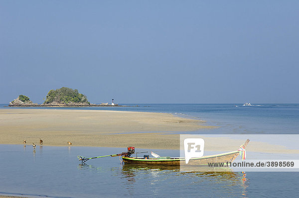 Longtailboat  Fischerboot am Strand  Saladan Village  Insel Ko Lanta  Koh Lanta  Krabi  Thailand  Asien