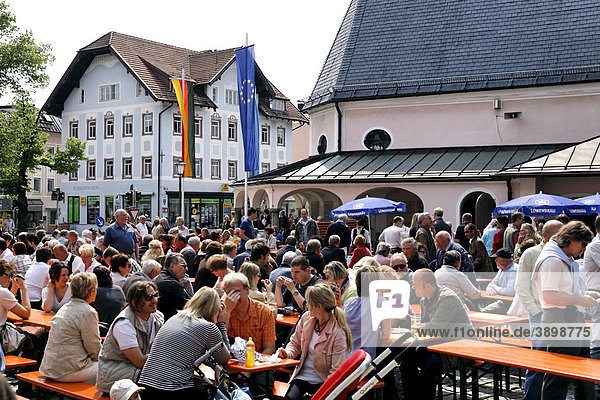 Deutsche Leute feiern Tag der Arbeit  Prien  Chiemgau  Oberbayern  Deutschland  Europa