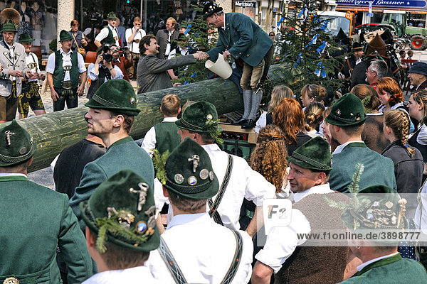 Der Bürgermeister von Prien Jürgen Seifert schüttelt Hände beim Maibaumfest Chiemgau Oberbayern Deutschland Europa