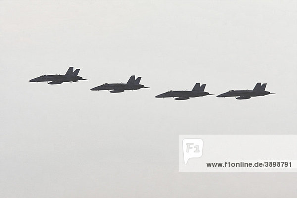 Eine Staffel von vier F/A-18 Hornet Kampfjets  Mehrzweckkampfflugzeugs  Militärflugzeuge