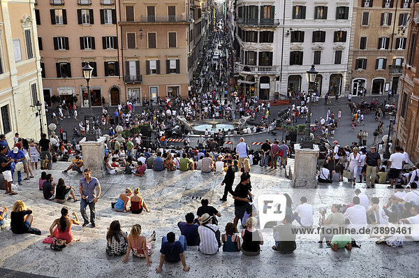 Via dei Condotti  Fontana La Barcaccia  Spanische Treppe  Piazza di Spagna  Rom  Latium  Italien  Europa