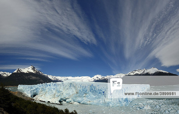 Perito Moreno Gletscher mit Wolkenformation  Patagonien  Argentinien  Südamerika