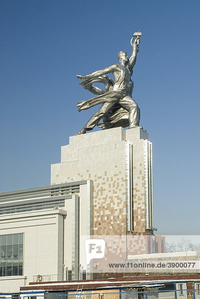 Denkmal Arbeiter und Kolchosbäuerin von der sowjetischen Bildhauerin Wera Muchina  errichtet 1937 und restauriert 2009  Moskau  Russland