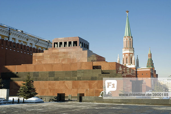 Roter Platz mit dem Grab Lenins im Vordergrund  Kreml  Moskau  Russland