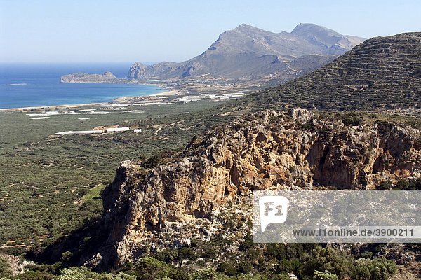 Blick auf die Bucht von Falassarna und das Gramvousa Gebirge  Kreta  Griechenland  Europa