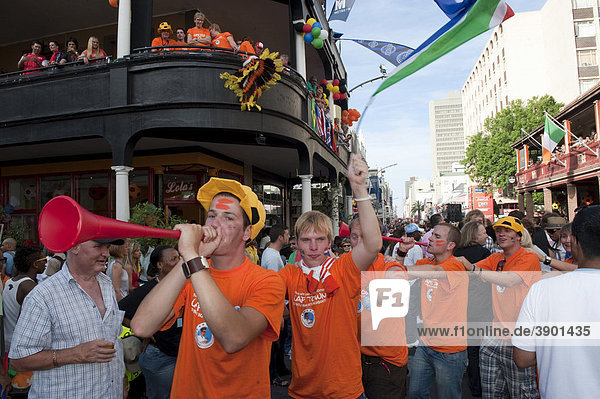 Holländische Fans mit Vuvuzela auf dem FIFA Fan-Fest zur Fußballweltmeisterschaft 2010  Long Street in Kapstadt  Südafrika