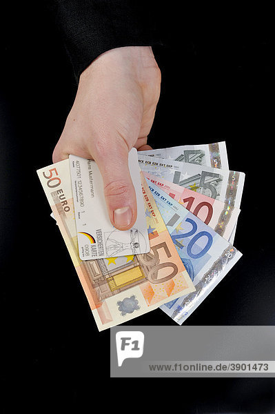 Hand mit Krankenversicherungskarte und Eurogeldscheinen