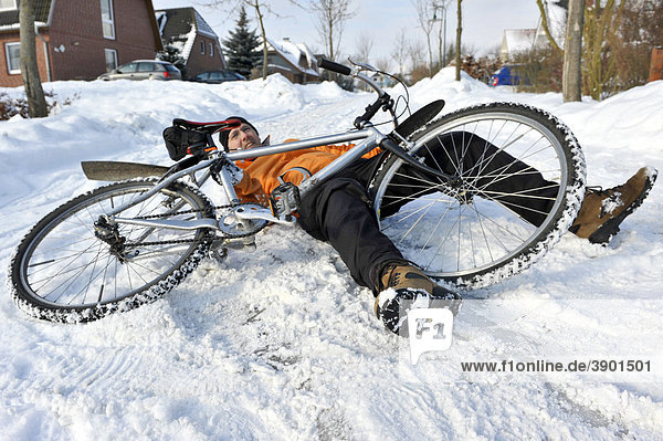 Radfahrer stürzt auf winterlicher glatter Straße
