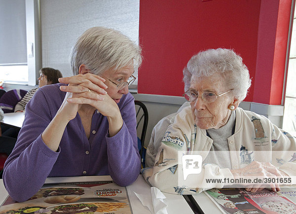Susan Newell  60  im Gespräch mit ihrer Mutter  Dorothy Newell  96  in einem Restaurant  Indianapolis  Indiana  USA