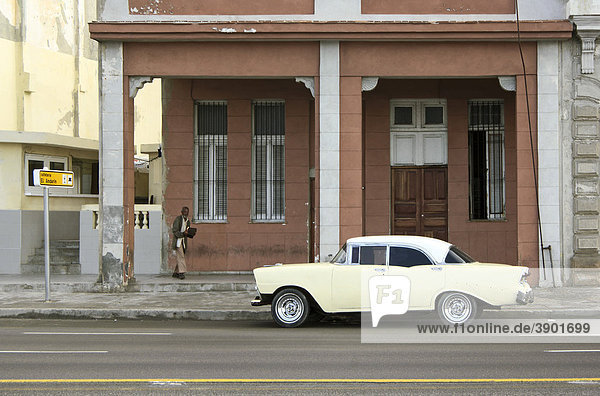 Oldtimer am Malecon  Centro Habana  Havanna  Kuba  Cuba  Karibik