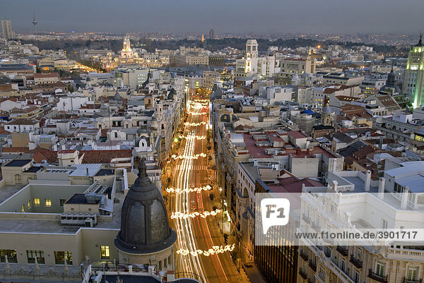 Gran Via bei Dämmerung mit Weihnachtsbeleuchtung  Madrid  Spanien  Europa