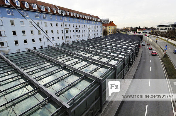 Die Lärmschutzeinhausung aus einem Glas-Pultdach  Petuelring  München  Bayern  Deutschland  Europa
