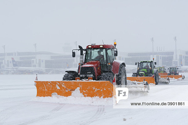 Schnee  Winter  Schneeräumen  Traktor  Flugzeug  Rollweg  Terminal 2  Vorfeld  Ost  Flughafen München  MUC  Bayern  Deutschland  Europa