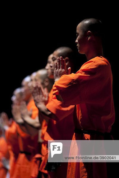 Mönche aus dem Kloster der Shaolin  Aufführung in Berlin  Deutschland  Europa