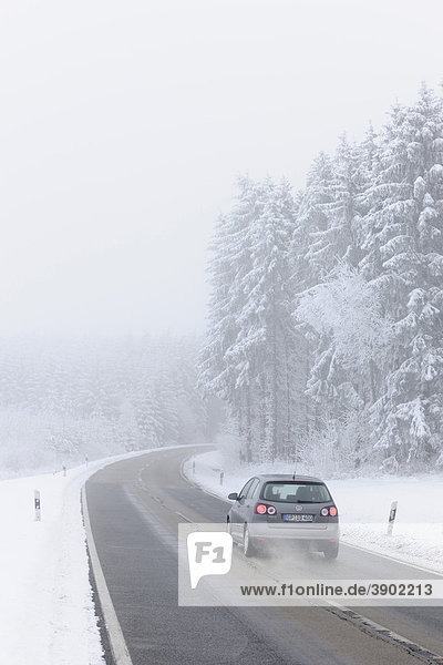 Straßenverkehr im Winter  Schwäbische Alb  Baden-Württemberg  Deutschland  Europa